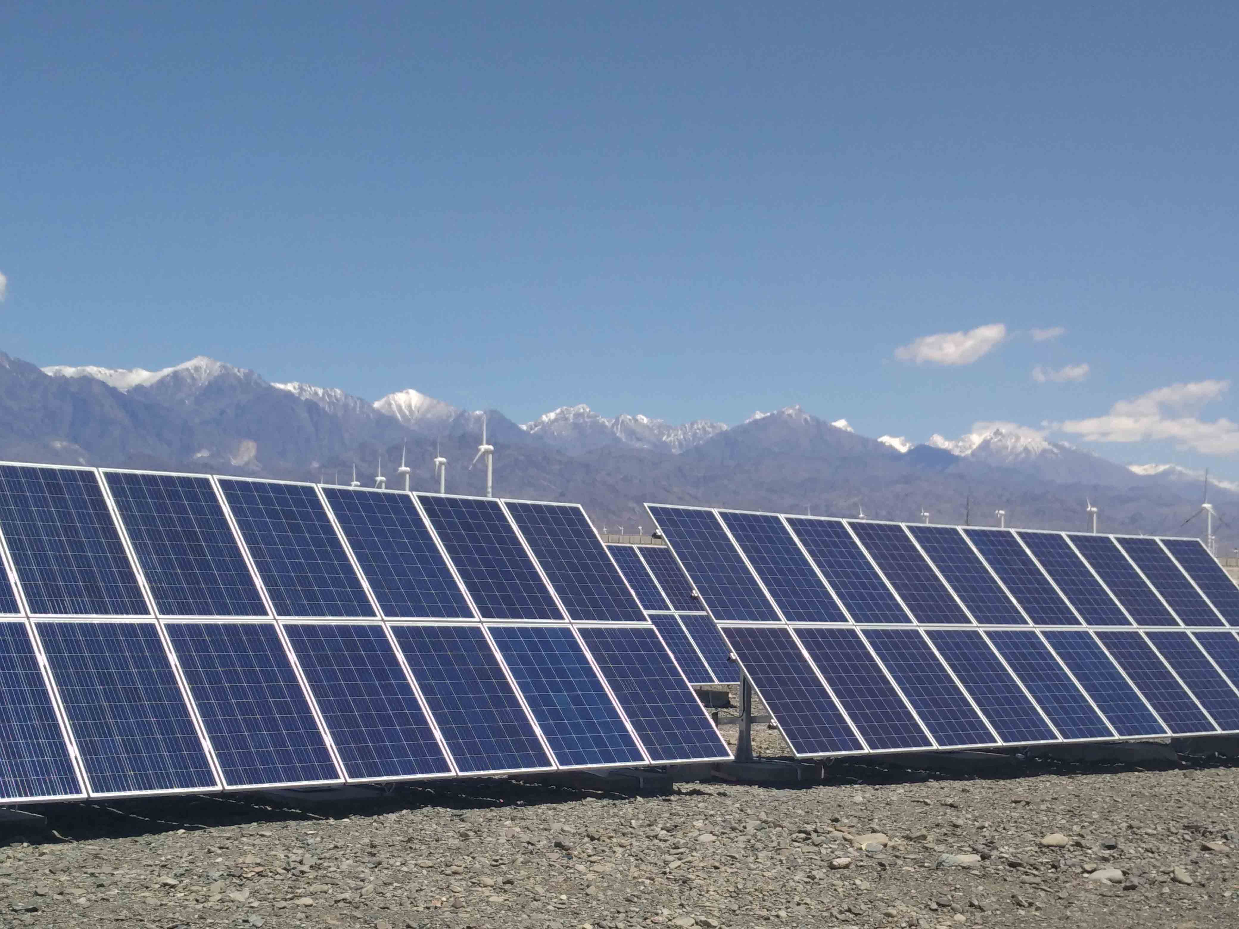 新疆空管局使用光、储、柴多能互补微电网系统：提供导航站全天不间断供电(图1)